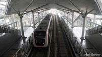 Meski sempat berhenti beroperasi, LRT hari ini nampak kembali beroperasi normal, Senin (5/8/2019).