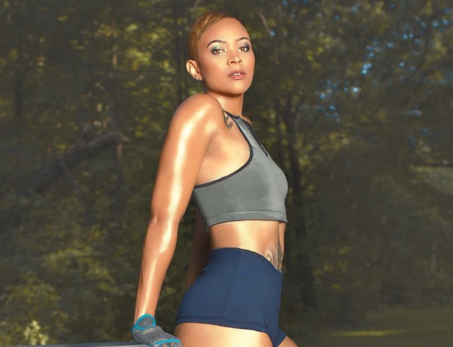 Angkat beban menjadi salah satu rahasia tubuh seksinya. Selain nge-gym, perempuan 32 tahun ini juga hobi berenang. (Foto: Instagram/@getuptoparr)