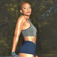 Angkat beban menjadi salah satu rahasia tubuh seksinya. Selain nge-gym, perempuan 32 tahun ini juga hobi berenang. (Foto: Instagram/@getuptoparr)