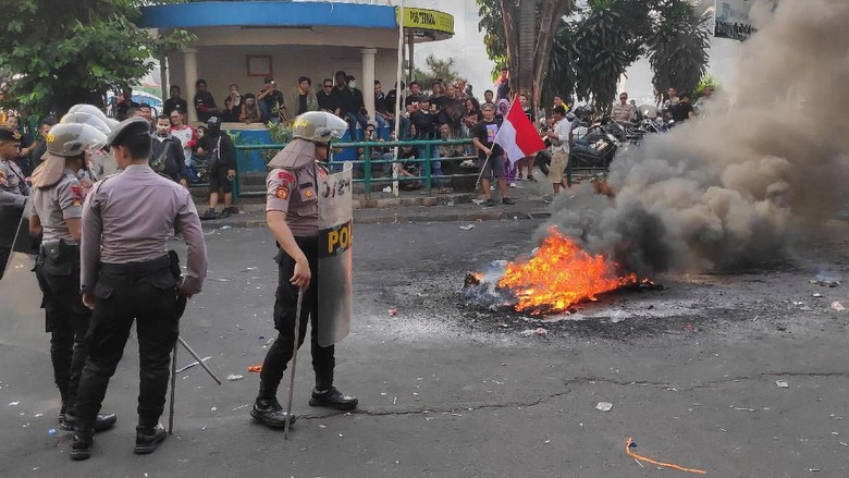 Kembali Bakar Ban, Massa Driver Taksi Online Masih Bertahan di Blok M Kembali Bakar Ban, Massa Driver Taksi Online Masih Bertahan di Blok M