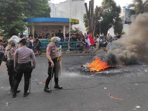 Kembali Bakar Ban, Massa Driver Taksi Online Masih Bertahan di Blok M