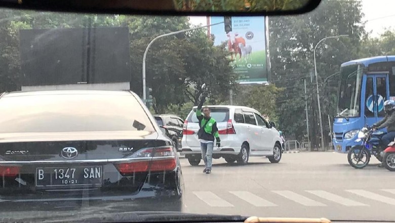 Aksi Abang Gojek Inisiatif Atur Kendaraan Saat Lampu Lalin Mati Aksi Abang Gojek Inisiatif Atur Kendaraan Saat Lampu Lalin Mati