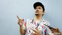 Indra menceritakan saat listrik padam dirinya tengah menjadi MC acara pernikahan, namun untungnya gedung tersebut memiliki genset. Pool/Palevi S/detikFoto.