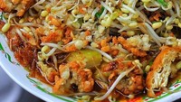Tampilan lontong balap yang sudah diaduk dengan sausnya, siap disantap. Nyam! Foto : Instagram @thesupermom