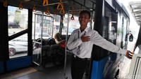 Pada saat listrik padam kemarin, TransJakarta menggunakan karcis kertas.