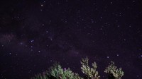 Puncak Gunung Lawu juga tak kalah indah saat malam. Bawalah tripod, dan berburulah foto rasi bintang yang indah dari puncak gunung cantik tapi mistis ini. (Harry Rahmawan/dTraveler)