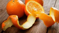 Kulit Jeruk - Saat makan jeruk, jangan hanya ambil buahnya. Menurut Healthline, kulit jeruk mengandung 3x lebih banyak vitamin C dan 4x lebih banyak mengandung serat daripada daging buah jeruknya sendiri. Kulit jeruk juga banyak mengandung vitamin A, folat, riboflavin, tiamin, serta vitamin B6.
