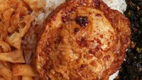 Telur goreng kering yang sedikit keras dan gurih, enak dimakan dengan nasi putih. Foto : Instagram @diarykokozang