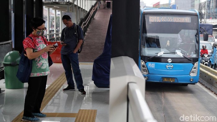 Setelah sempat menggunakan karcis kertas akibat listrik padam, kini pelayanan di Halte TransJ Pemuda Rawamangun kembali normal. Begini suasanannya.