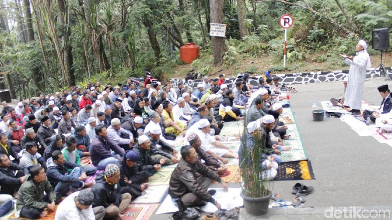 Warga Gelar Istigasah di Kaki Gunung Tangkuban Perahu Warga Gelar Istigasah di Kaki Gunung Tangkuban Perahu
