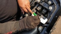 Langkah pertama adalah membawa motor ke area cek fisik. Di sini petugas mengecek nomor rangka dan mesin motor dan menggesek nomor-nomor itu ke kertas khusus. Foto: Luthfi Anshori