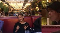 Selain itu disebutkan bahwa mereka sudah tujuh bulan menjalin hubungan, salah satunya ada Kang Daniel dalam foto Jihyo yang sedang asyik makan di restoran. Dok. Instagram