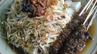 Lontong balap juga ada di daerah sekitar Jawa Timur termasuk Gresik. Ini seporsi lengkap lontong balap plus sate kerang. Ayo sarapan. Foto : Instagram @kampungkuliner