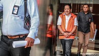 Tersangka kasus dugaan suap anggota DPRD Provinsi Jambi, Zainal Abidin, meninggalkan gedung KPK, Jakarta, Senin (5/8/2019).