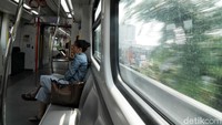 LRT Jakarta jadi salah satu transportasi publik yang banyak dimanfaatkan warga untuk beraktivitas, oleh karena itu kembali beroperasinya LRT pasca pemadaman listrik dapat memudahkan warga untuk beraktivitas.