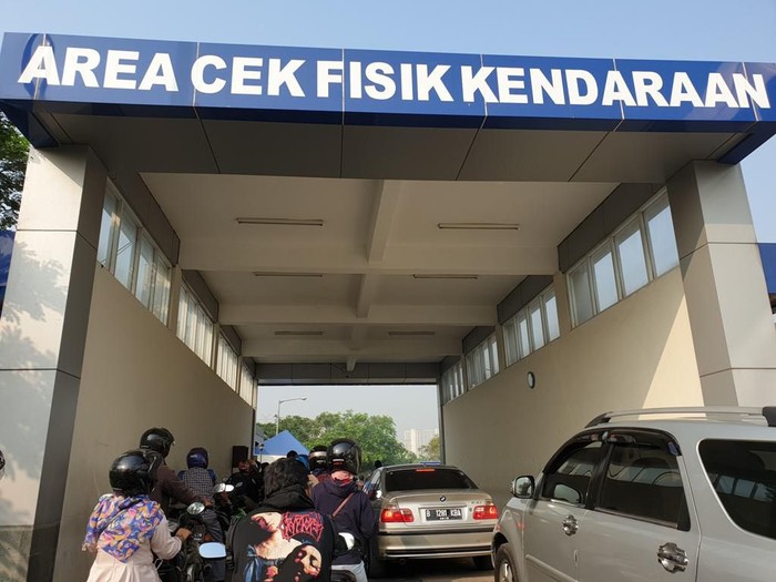 Area cek fisik kendaraan bermotor di Samsat Bekasi