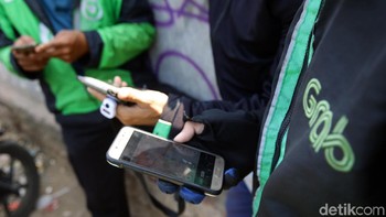 Para driver ojol pun mengaku terkena imbas dari tidak stabilnya jaringan komunikasi akibat pemadaman listrik massal tersebut.