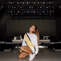 Jika ingin terlihat sporty, bisa melakukannya dengan menghadap ke depan seperti Ariana Grande. Foto: Instagram