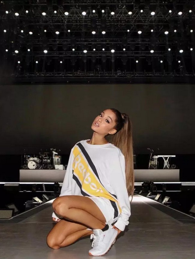 Jika ingin terlihat sporty, bisa melakukannya dengan menghadap ke depan seperti Ariana Grande. Foto: Instagram