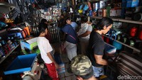 Akibat pemadaman listrik oleh PLN warga membeli alat Genset untuk alternatif sumber listrik.