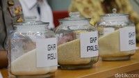 Kelimanya ditetapkan sebagai tersangka atas dugaan tindak pidana penyelahgunaan dan perembesan distribusi GKR ke konsumen.