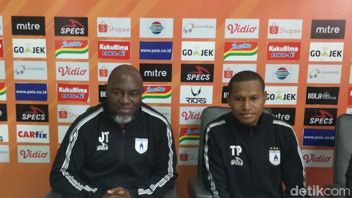 Jacksen F Tiago, pelatih Persipura Jayapura (kiri) (Eko Susanto/detikSport)
