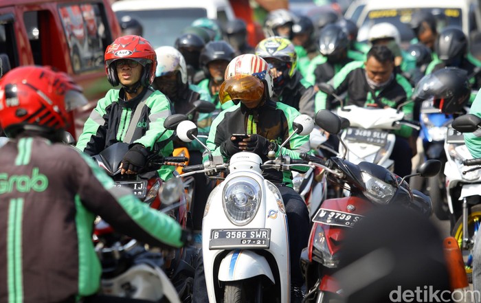 Pemadaman listrik massal yang terjadi di sejumlah wilayah Jakarta hingga Jawa Barat berdampak ke sejumlah sektor. Salah satunya adalah layanan ojek online.