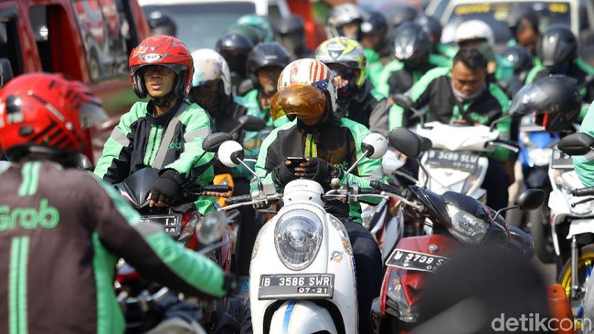 Driver Ojol Tolak Larangan Boncengan, Ramai-ramai Jual Perhiasan