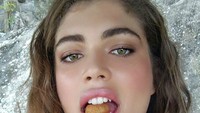 Sepertinya Valentina hobi pamer pose gigit makanan ya hihihi. Ia juga mencicip kue khas Brasil. Foto: Instagram valentts