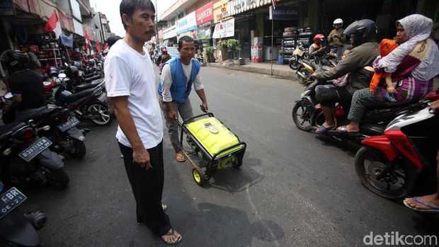 Warga berburu genset / 