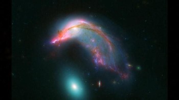 Duo ini diberi nama Arp 142, atau lebih dikenal sebagai The Penguin dan The Egg, dengan masing-masing, secara berurutan, memiliki nama NGC 2336 dan NGC 2937. Foto: NASA