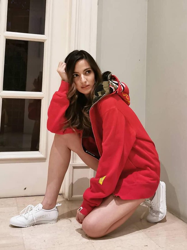 Nia Ramadhani berpose jongkok cantik dengan busana sporty berupa hoodie oversized dan sneakers Givenchy. Di Amerika Serikat, gaya jongkok ini dikenal dengan sebutan hot squat. Foto: Instagram