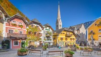 Hallstatt berada di distrik Gmunden yang berada di kawasan Pegunungan Salzkammergut, Austria. Jumlah penduduknya hanya 800 orang, namun dikunjungi jutaan turis setiap tahunnya. (iStock)