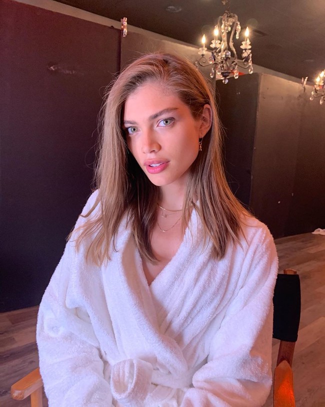 Di Instagramnya, Valentina menunjukkan foto tengah memakai jubah mandi. Backstage click @vspink, tulis sang model dengan mention akun Instagram resmi Victorias Secret.  Foto: dok. Instagram @valentts