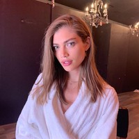 Di Instagramnya, Valentina menunjukkan foto tengah memakai jubah mandi. Backstage click @vspink, tulis sang model dengan mention akun Instagram resmi Victorias Secret.  Foto: dok. Instagram @valentts