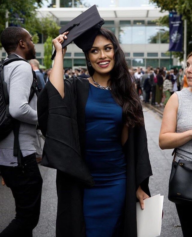 Bhasa memulai hari pertamanya sebagai dokter junior di rumah sakit hanya beberapa jam setelah dinobatkan sebagai Miss England. Foto: Dok. Instagram @bhasha05