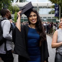 Bhasa memulai hari pertamanya sebagai dokter junior di rumah sakit hanya beberapa jam setelah dinobatkan sebagai Miss England. Foto: Dok. Instagram @bhasha05