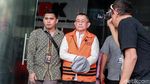 Ditahan KPK, Simon Susilo Tutupi Borgol dengan Topi