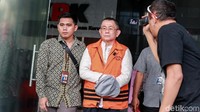 Tangan Simon Susilo juga diborgol. 