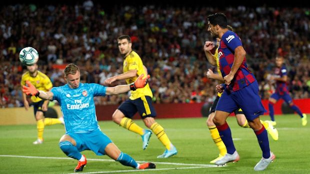 Bek Arsenal Buat Gol Bunuh Diri Konyol Lawan Barcelona