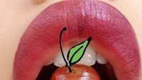 Merayakan hari lipstik nasional di Amerika Serikat, Valentina pamer foto bibir seksinya. Ia terlihat menggigit sebutir anggur. Foto: Instagram valentts