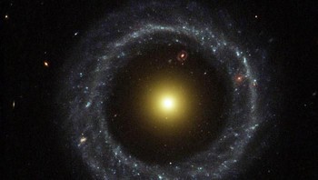 Galaksi yang ditemukan oleh Arthur Hoag pada 1950 ini dikenal dengan sebutan Galaksi Cincin dan Objek Hoag. Foto: NASA