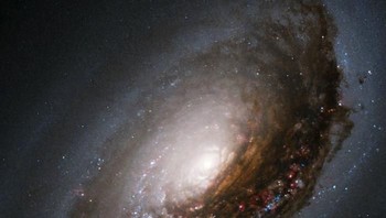 Memiliki nama M64, galaksi ini memiliki beberapa julukan, mulai dari Black Eye hingga Sleeping Beauty, dan berjarak 17 juta cahaya dari Bumi. Foto: NASA