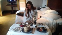 Valentina memilih makan dengan menu lengkap saat ada di Paris, Prancis. Terlihat ia juga mencicip dim sum yang disajikan dalam klakat bambu. Foto: Instagram valentts