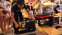 Sejumlah pedagang genset meraup keuntungan akibat pemadaman listrik tersebut.