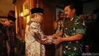 Said Aqil menyambut kedatangan Hadi Tjahjanto di Kantor PBNU, Jakarta.