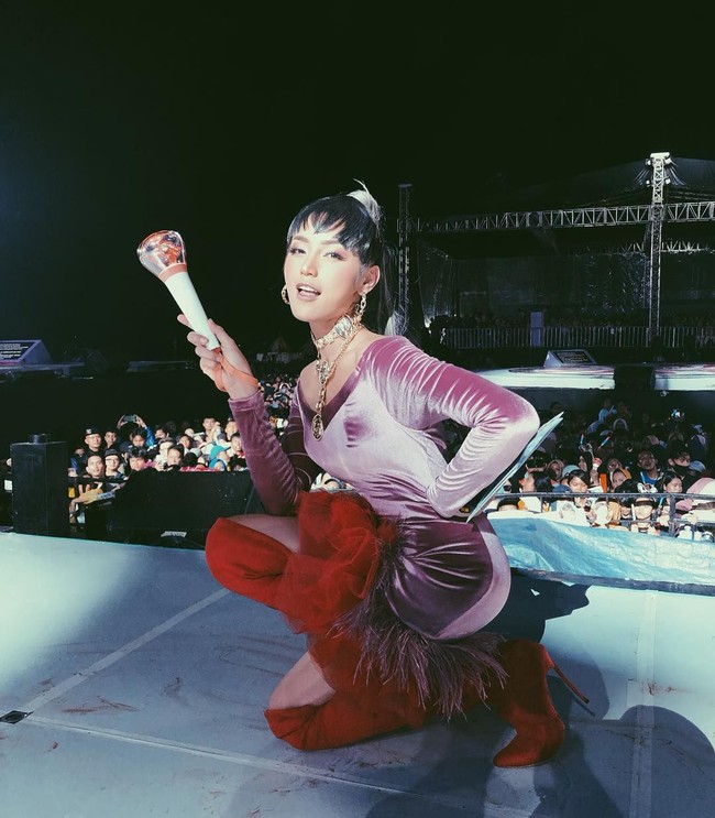 Jessica Iskandar tak mau ketinggalan ikutan tren pose jongkok cantik. Saat jadi pengisi sebuah acara, presenter yang akrab disapa Jedar ini berjongkok di depan panggung. Jongkok cantik bisa dilakukan dengan tubuh condong ke samping atau lurus menghadap kamera. Foto: Instagram