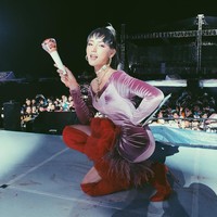 Jessica Iskandar tak mau ketinggalan ikutan tren pose jongkok cantik. Saat jadi pengisi sebuah acara, presenter yang akrab disapa Jedar ini berjongkok di depan panggung. Jongkok cantik bisa dilakukan dengan tubuh condong ke samping atau lurus menghadap kamera. Foto: Instagram