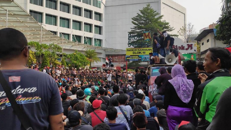 Massa Driver Taksi Online Demo di Blok M dan Sempat Bakar Ban, Lalin Macet Massa Driver Taksi Online Demo di Blok M dan Sempat Bakar Ban, Lalin Macet