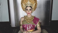 Payas Agung memang biasa dikenakan oleh pengantin, namun Nora mengatakan dirinya menggunakannya untuk acara potong gigi. Dok. Instagram/ncdpapl